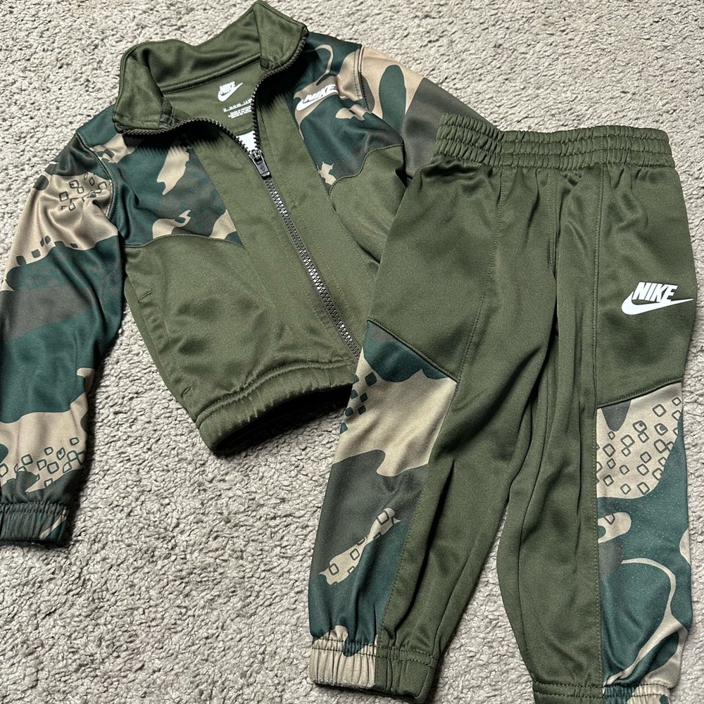 Nike Kids Green Camo Jogger Set